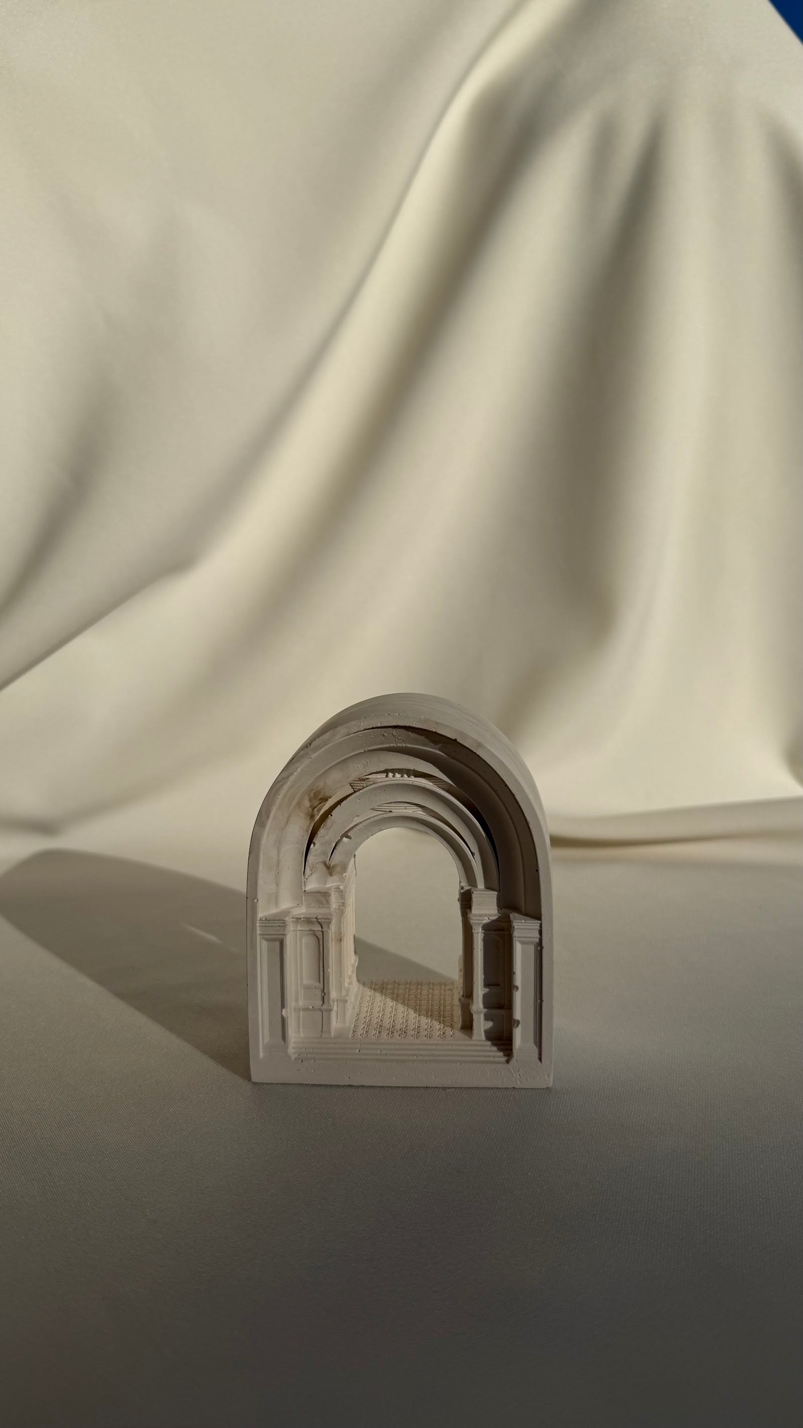 Wavy Arch Sculpture - pearl white concrete